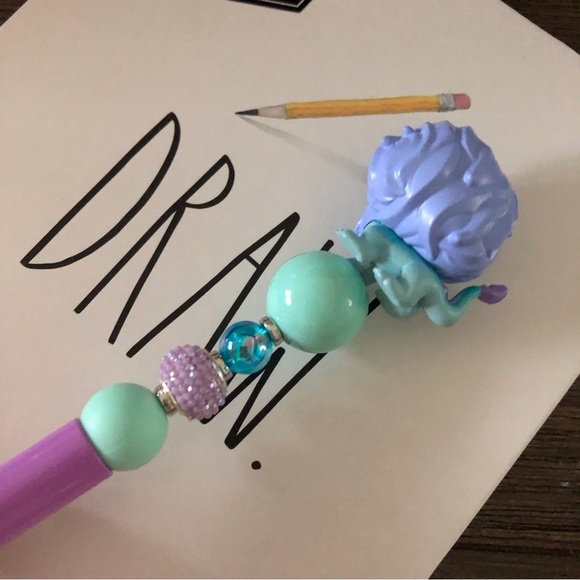 Disney Doorables: Raya & the Last Dragon: Sisu handmade beaded pen - Picture 3 of 3